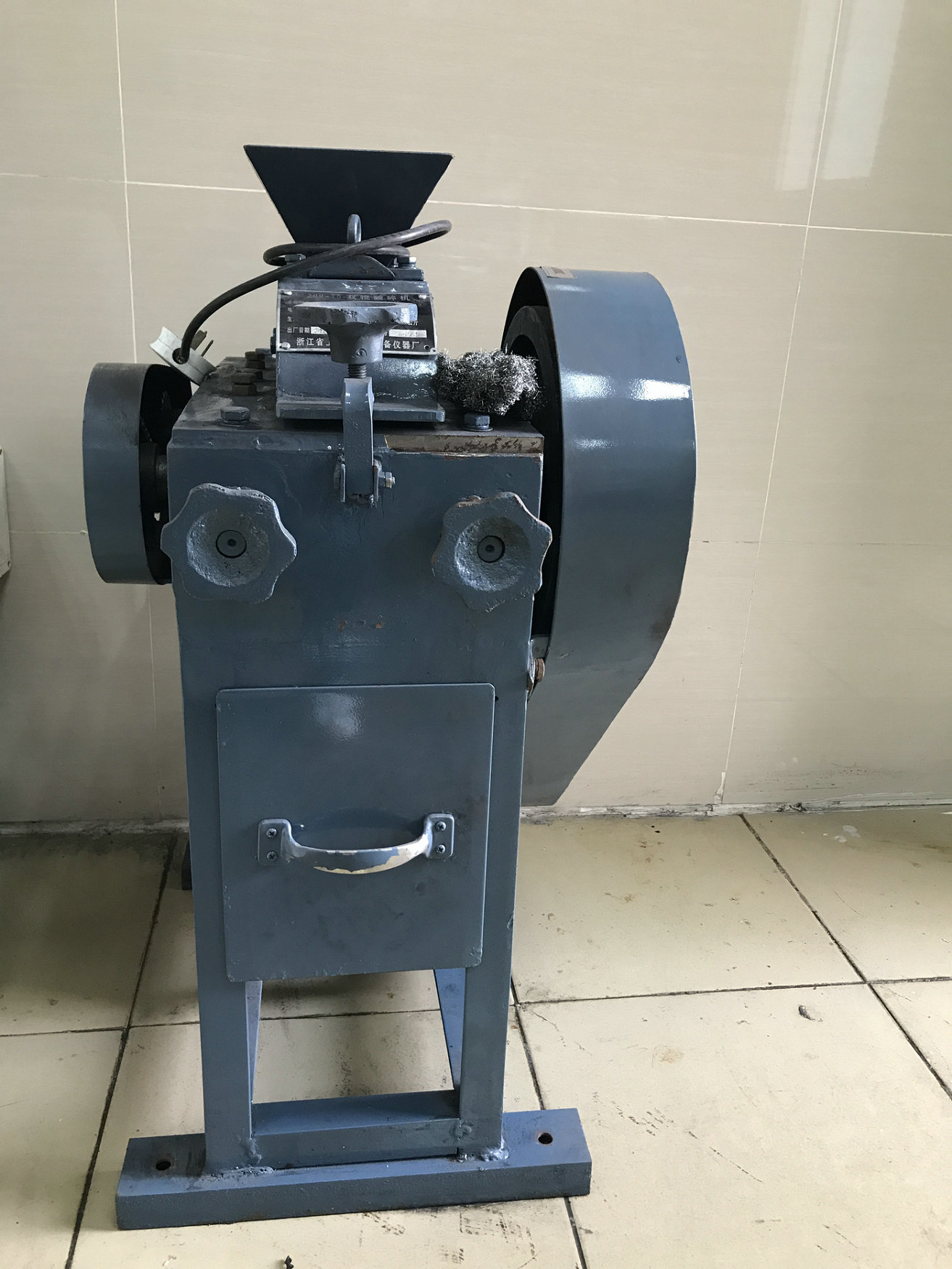 研发试验室设备--双辊破碎机